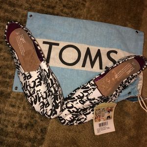 Women’s size 9 TOMS